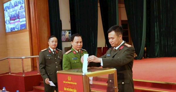 Công an TP Hà Nội quyên góp ủng hộ đồng bào bị thiệt hại do bão lũ