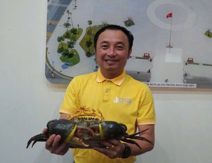 سلطعون الملك كا ماو يسجل رقما قياسيا كأكبر سلطعون لوتس في العالم - صورة 1. Vua cua Cà Mau xác lập kỷ lục cua càng sen lớn nhất thế giới - Ảnh 1.