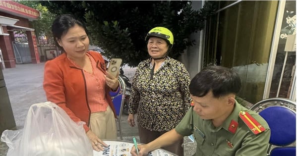 Cụ bà 78 tuổi gửi 5 triệu đồng hỗ trợ đồng bào vùng lũ