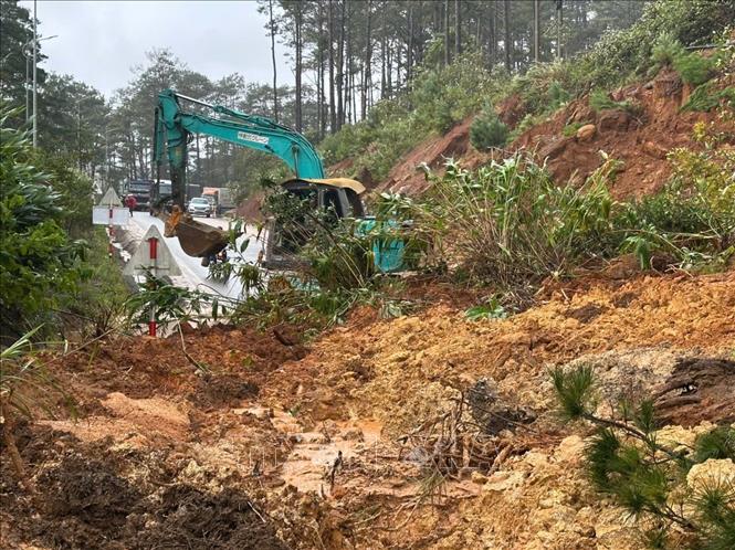 Quốc lộ 24 tiếp tục sạt lở nặng