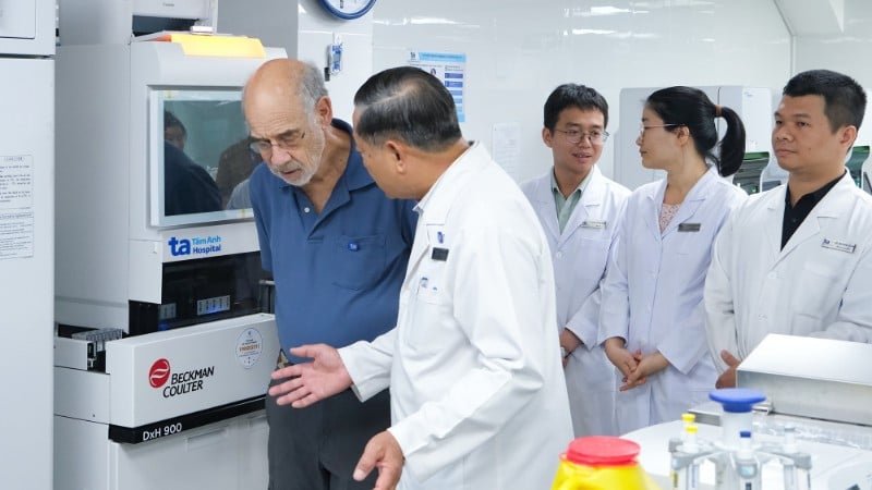 O professor Harry B. Greenberg, o