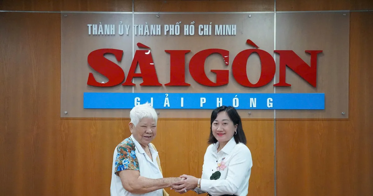 Cơ sở Như Lan trao 300 triệu đồng hỗ trợ khắc phục thiệt hại do bão lũ.