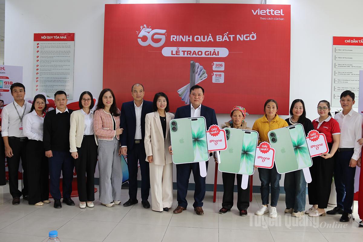 Os participantes tiram fotos de recordação com os clientes vencedores.