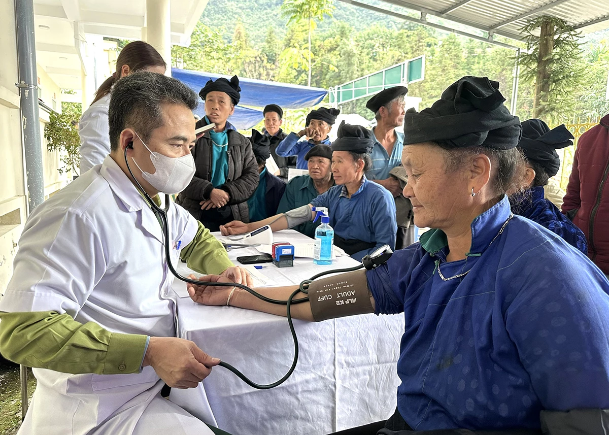 Khám bệnh, phát thuốc miễn phí tại xã biên giới Nghĩa Thuận