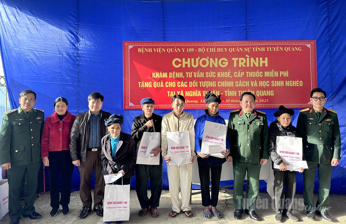 109 Rumah Sakit Militer memberikan hadiah kepada rumah tangga kebijakan.