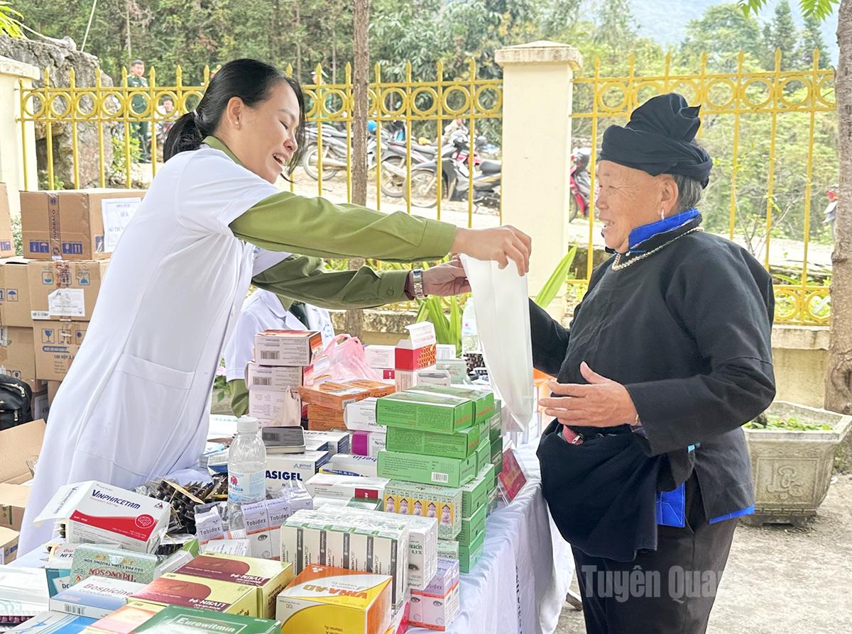 Orang-orang diberikan obat gratis.