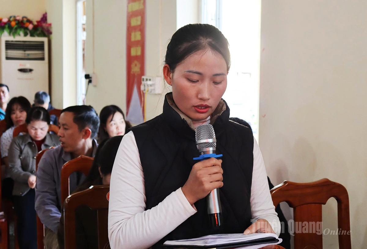 Para pemilih di komune Yen Cuong menyampaikan rekomendasi dan usulan pada rapat pemilih.