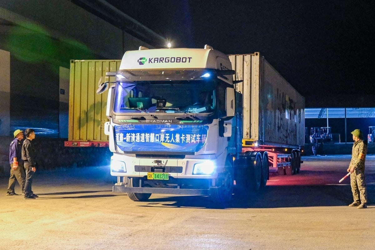 Xe điện không người lái (AGV) qua km số 0, vào địa phận Việt Nam. Dòng chữ trước đầu xe là: Thử nghiệm xe điện không người lái qua cửa khẩu thông minh Pò Chài - Tân Thanh. Ảnh: Hoàng Nghĩa.