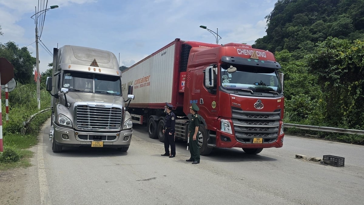 Lực lượng chức năng cửa khẩu Tân Thanh điều tiết, phân luồng phương tiện chở nông sản xuất khẩu sang Trung Quốc. Ảnh: Hoàng Nghĩa.