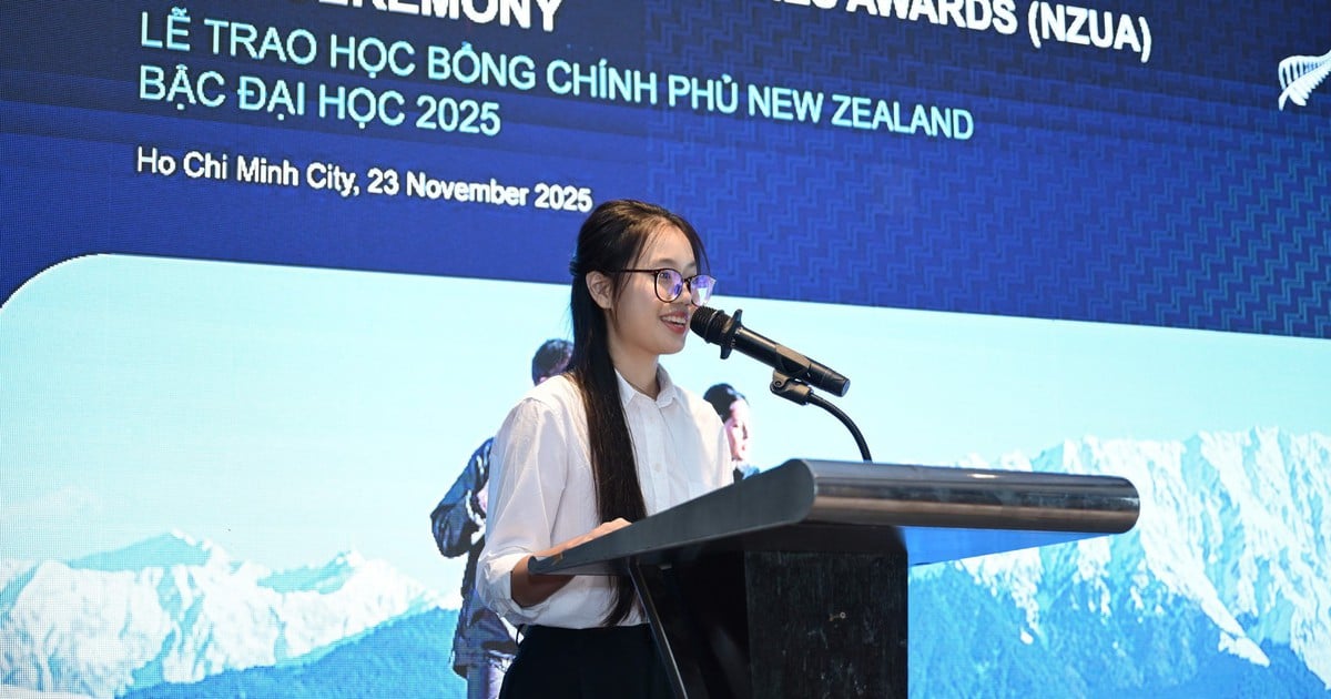 Vừa nhận học bổng chính phủ, nữ sinh TP.HCM san sẻ ngay cho đồng bào vùng lũ