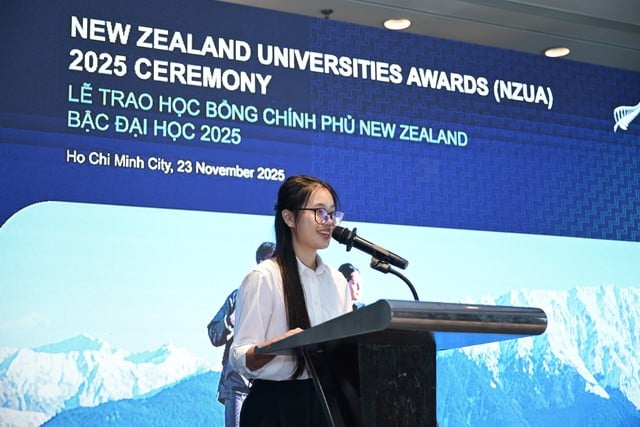 Vừa nhận học bổng chính phủ, nữ sinh TP.HCM san sẻ ngay cho đồng bào vùng lũ - Ảnh 1.