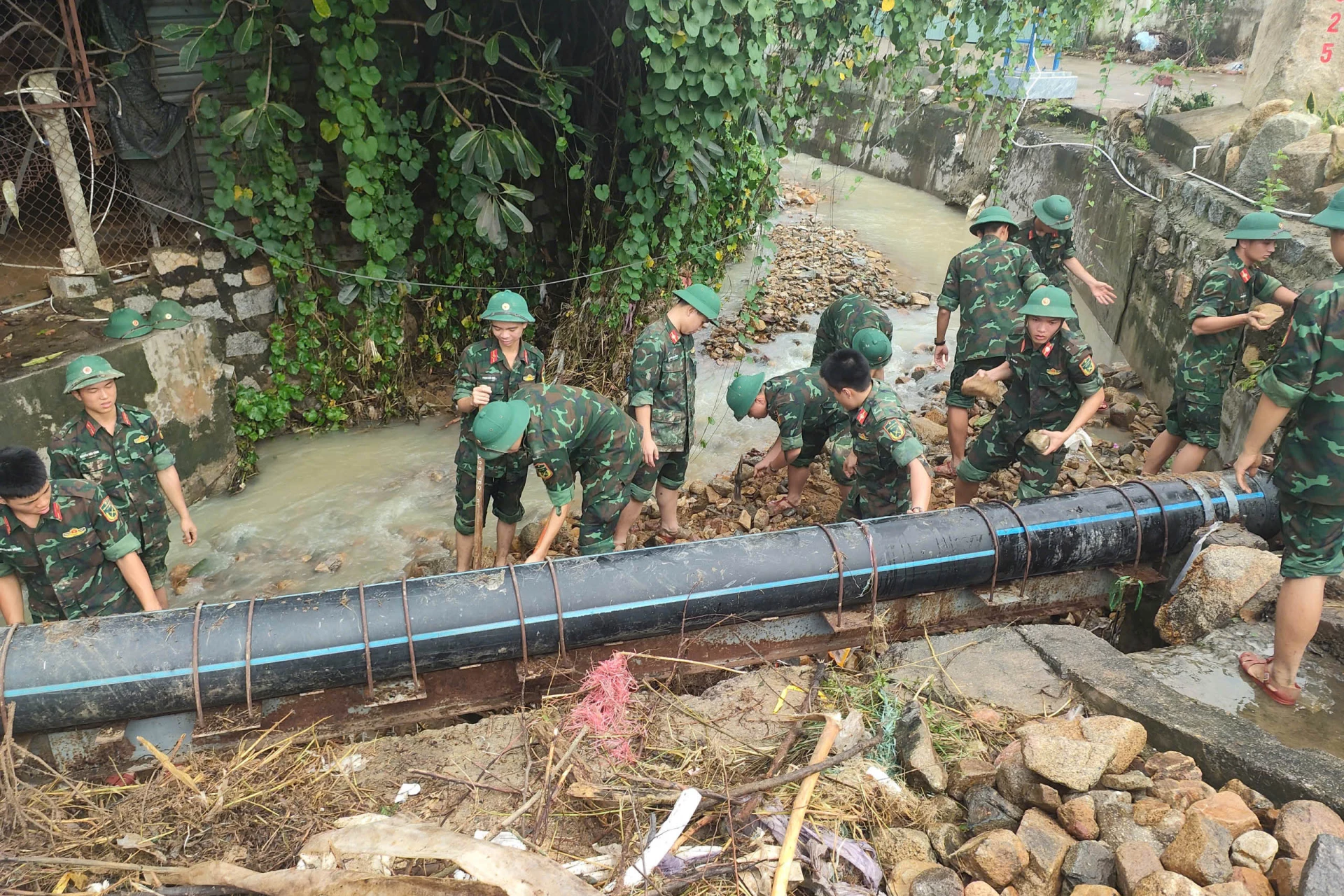 Trường Sĩ quan Thông tin hỗ trợ xã Diên Thọ khắc phục hậu quả thiên tai