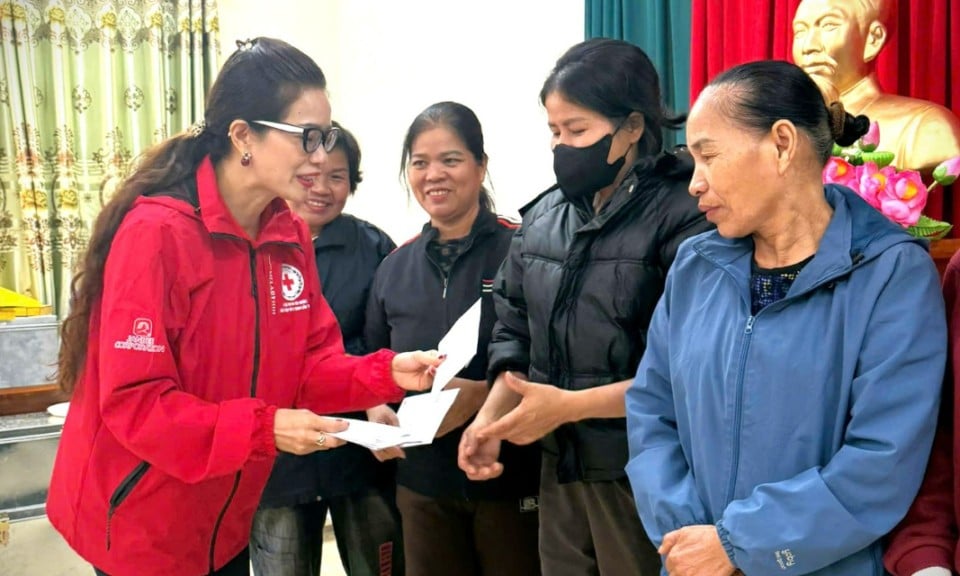 Trao quà hỗ trợ trị giá 500 triệu đồng cho các hộ bị ảnh hưởng bởi bão số 10 và số 11