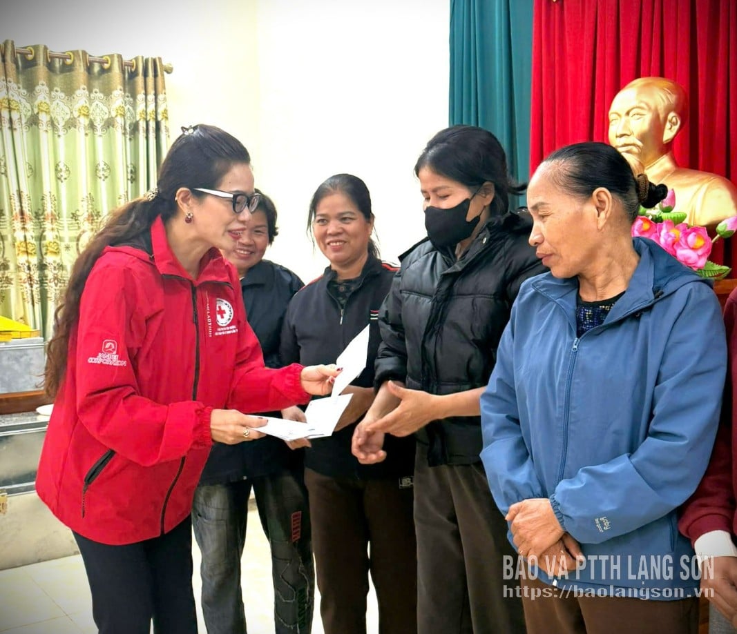 지방 적십자사 전 회장이 반 남 공동체에서 10호 폭풍과 11호 폭풍으로 피해를 입은 가구를 지원하기 위해 선물을 전달했습니다.