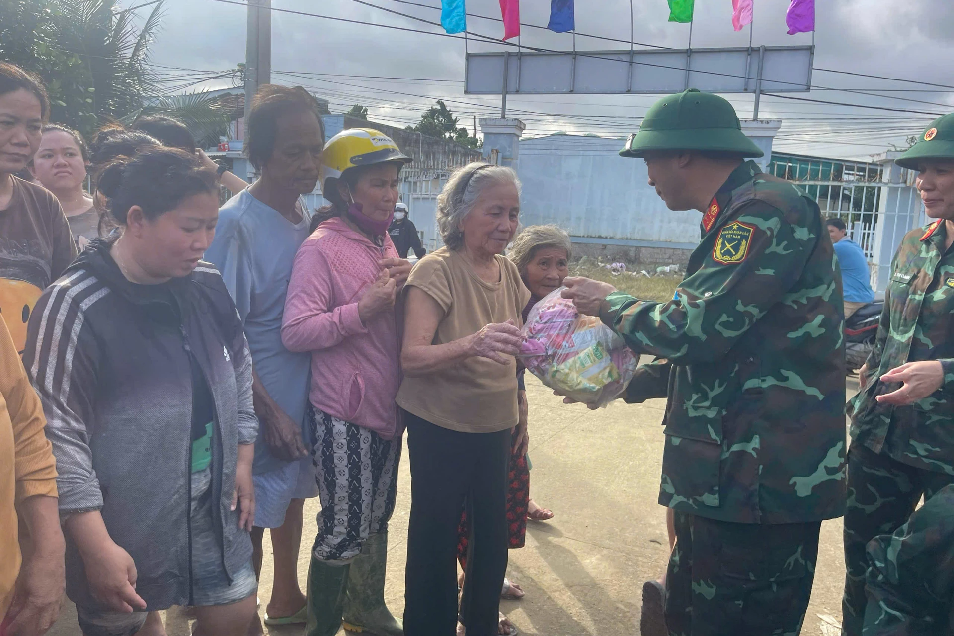 The school supports gifts for people in Trung village, Bac Nha Trang ward.