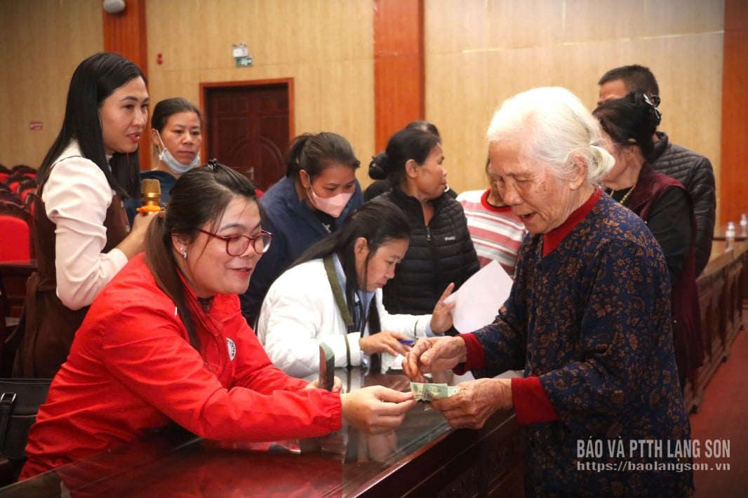 지방 적십자사 관계자들은 후룽 마을에서 10호 폭풍과 11호 폭풍으로 피해를 입은 가구를 지원하기 위해 선물을 전달했습니다.