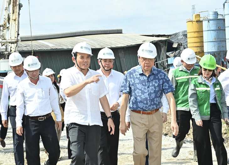 Bí thư Thành ủy TP.HCM Trần Lưu Quang kiểm tra tiến độ thi công nhà máy đốt rác phát điện - Ảnh 1.