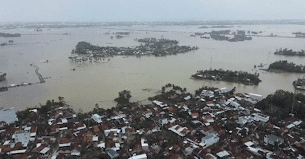 Lụt đã sáu ngày, thôn Hiệp Đồng vẫn bơi xuồng nhận cứu trợ