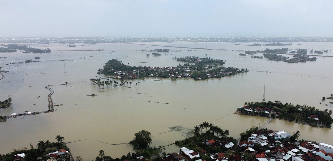 Lụt đã sáu ngày, thôn Hiệp Đồng vẫn bơi xuồng nhận cứu trợ - Ảnh 1.