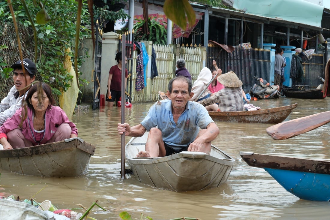 Lụt đã sáu ngày, thôn Hiệp Đồng vẫn bơi xuồng nhận cứu trợ - Ảnh 3.