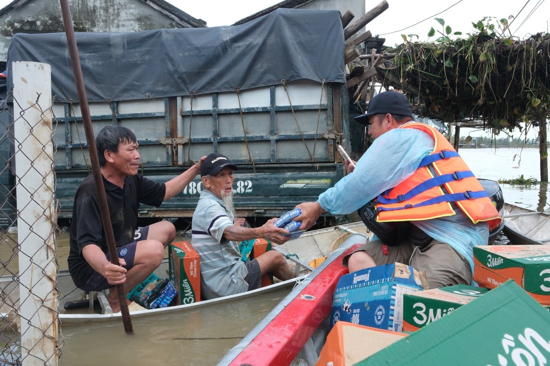 Lụt đã sáu ngày, thôn Hiệp Đồng vẫn bơi xuồng nhận cứu trợ - Ảnh 8.
