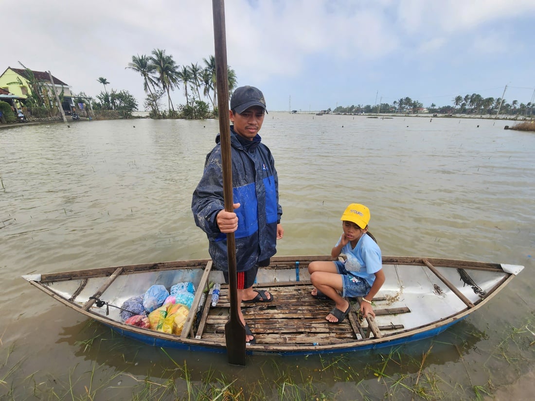 Lụt đã sáu ngày, thôn Hiệp Đồng vẫn bơi xuồng nhận cứu trợ - Ảnh 9.