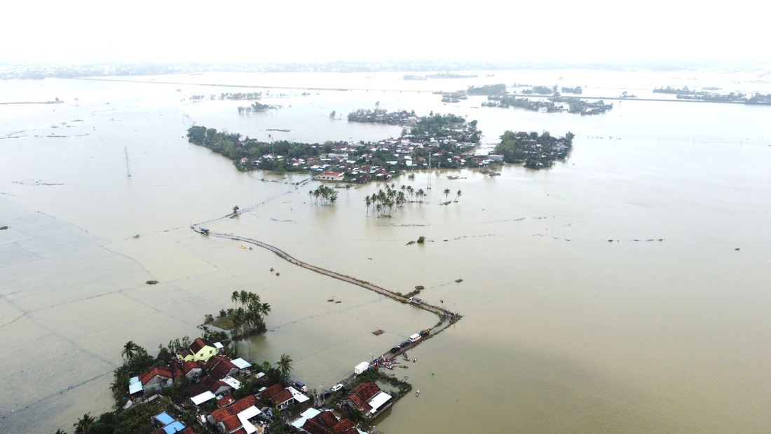 Lụt đã sáu ngày, thôn Hiệp Đồng vẫn bơi xuồng nhận cứu trợ - Ảnh 10.