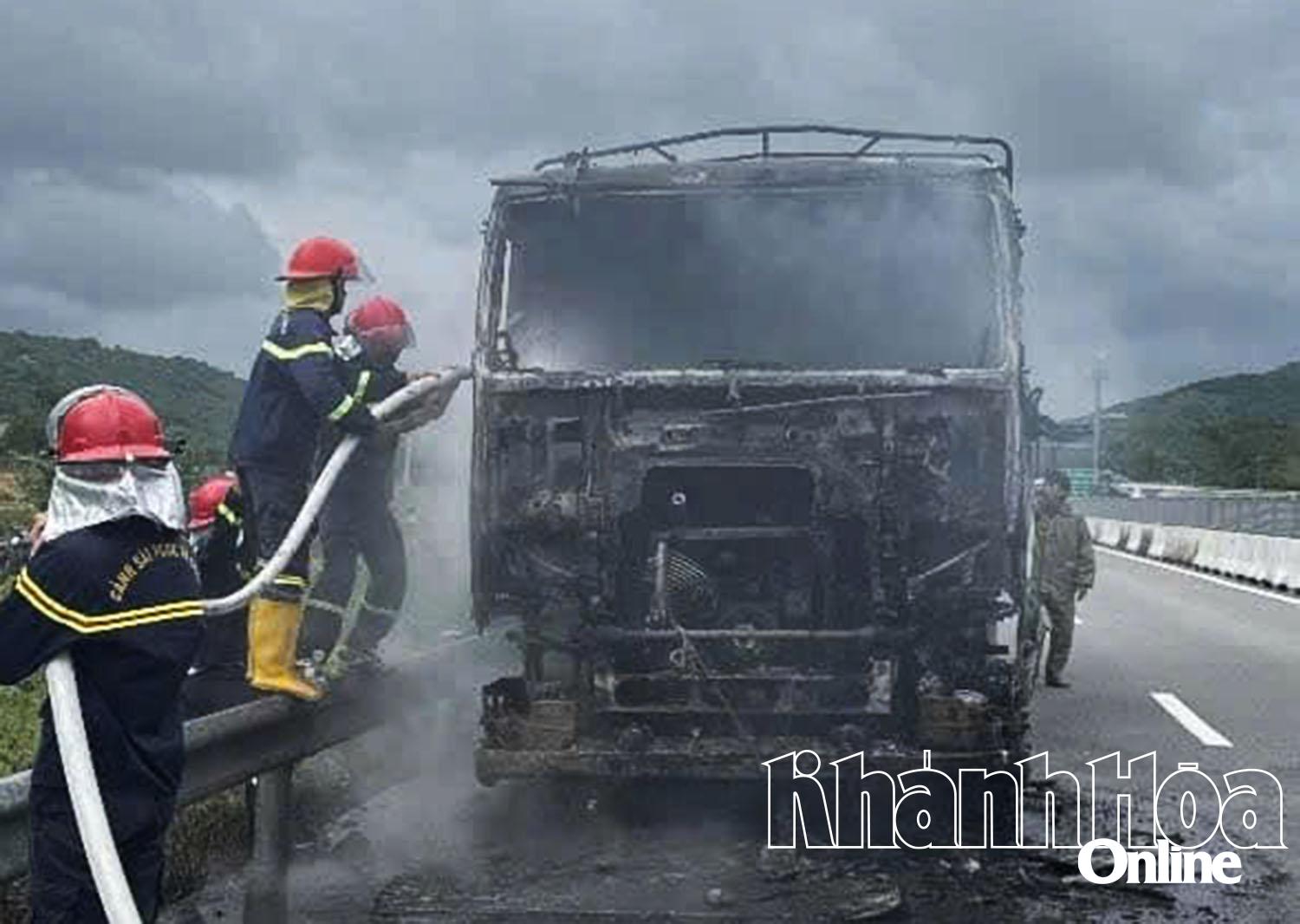 Xe tải chở đá granit bốc cháy trên cao tốc Cam Lâm - Vĩnh Hảo