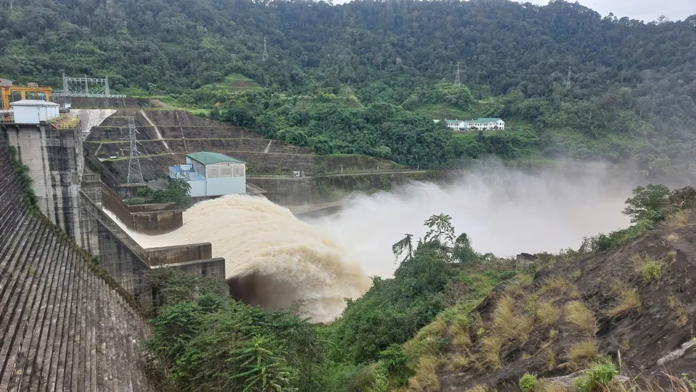 La central hidroeléctrica Dong Nai 5 responde a la información de que “no se informa sobre la descarga de las inundaciones aguas abajo”. – Vietnam.vn
