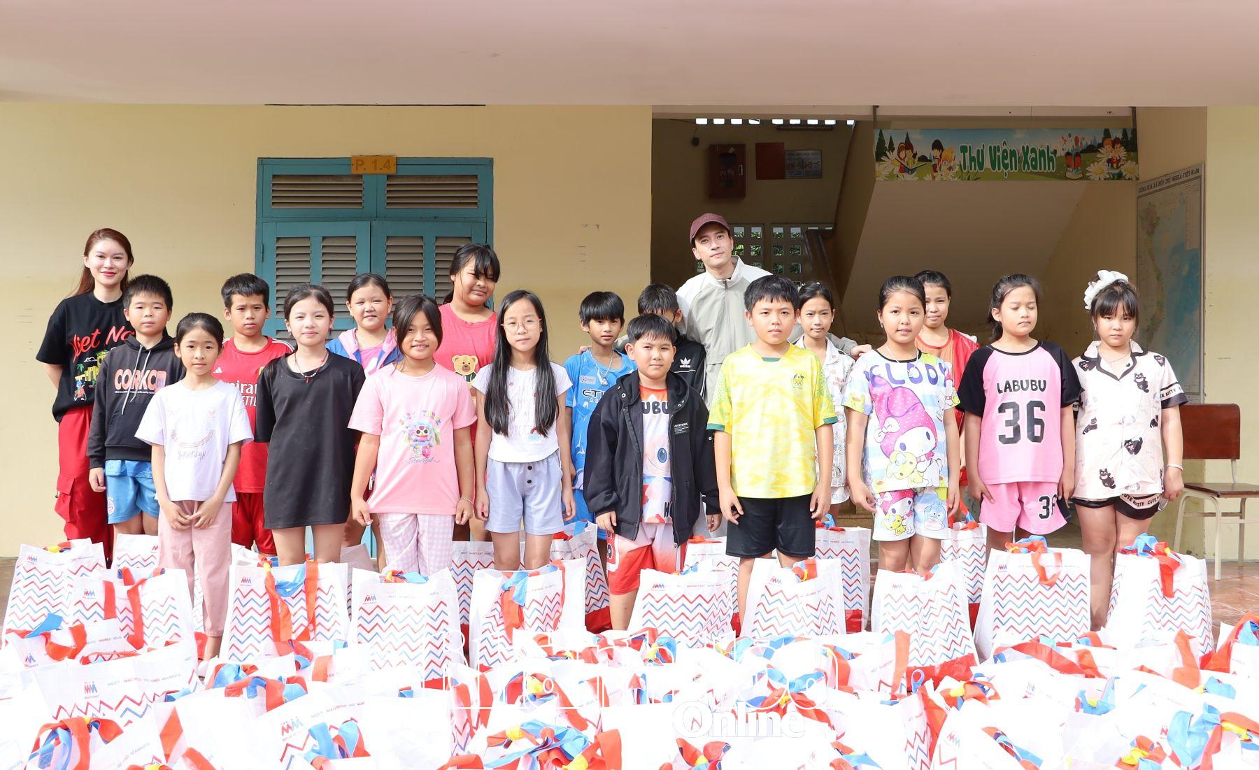 Diễn viên Ngọc Thanh Tâm và ca sĩ S.T Sơn Thạch hỗ trợ hơn 1,2 tỷ đồng cho người dân và học sinh vùng lũ