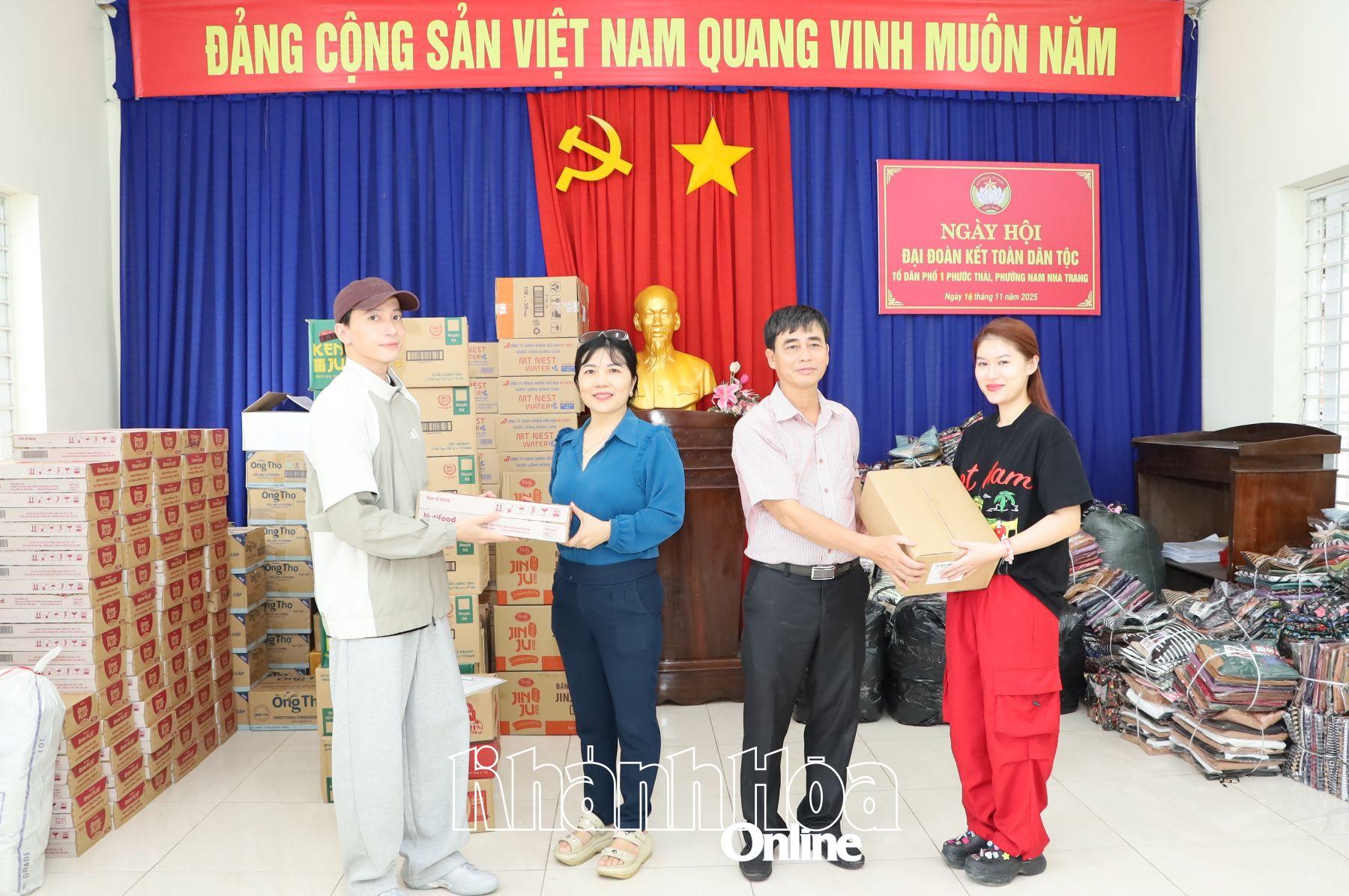 A atriz Ngoc Thanh Tam e o cantor S.T Son Thach entregaram simbolicamente produtos ao bairro de Nam Nha Trang para distribuição aos moradores.