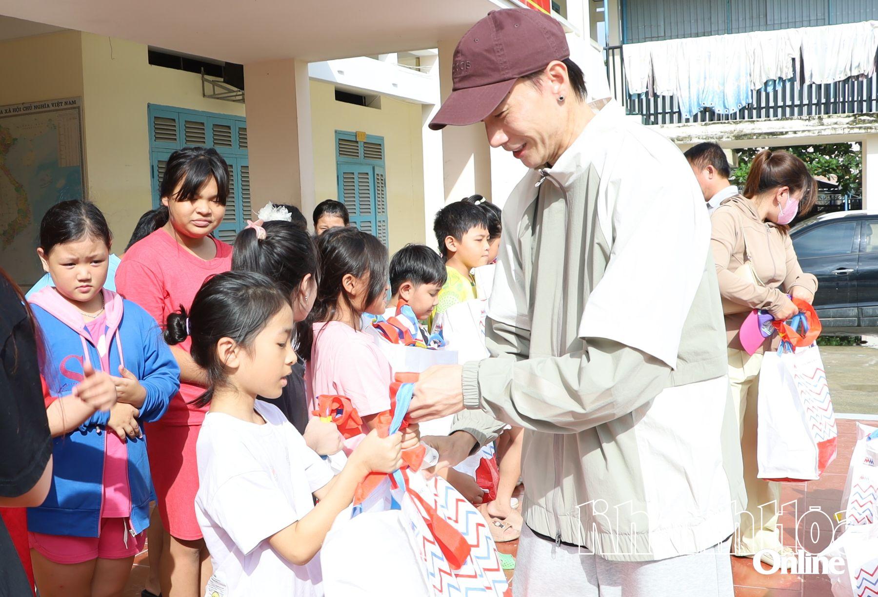 O cantor S.T. Son Thach entrega presentes aos alunos da Escola Primária Vinh Thai.