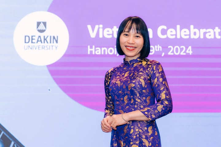 ສາດສະດາຈານ Tran Thi Ly ​ໄດ້​ເຂົ້າ​ຮ່ວມ​ພິທີ​ສະ​ເຫຼີ​ມສະຫຼອງ​ຊາວ​ຫວຽດນາມ Deakin, ຮ່າ​ໂນ້ຍ ​ໃນ​ວັນ​ທີ 9/4/2024.