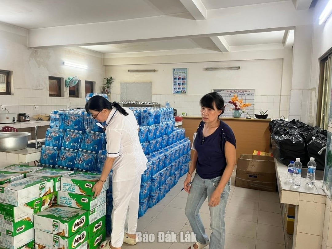 Rumah Sakit Umum Phu Yen secara proaktif menyediakan air bersih dan makanan untuk menjamin kehidupan sehari-hari dan makanan bagi pasien, keluarga, dan staf medis.
