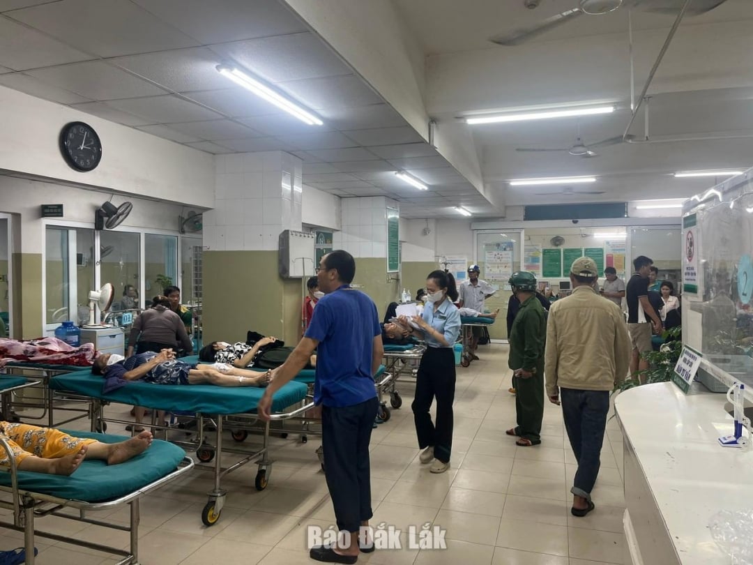 Setelah banjir, Rumah Sakit Umum Phu Yen kelebihan beban, jumlah pasien yang datang untuk pemeriksaan dan perawatan meningkat drastis.