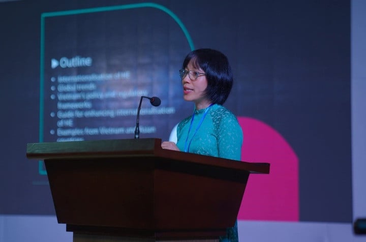 ສາດສະດາຈານ Tran Thi Ly ກ່າວ​ຄຳ​ເຫັນ​ທີ່​ກອງ​ປະຊຸມ​ຄົບ​ຄະນະ​ຄັ້ງ​ທີ 11 ຂອງ​ກອງ​ປະຊຸມ​ສາກົນ​ກ່ຽວ​ກັບ​ການ​ຄົ້ນຄວ້າ​ວິຊາ​ພາສາ ​ແລະ ການ​ສອນ​ພາສາ, ມະຫາວິທະຍາ​ໄລ​ພາສາ​ຕ່າງປະ​ເທດ, ມະຫາວິທະຍາ​ໄລ Hue ​ໃນ​ວັນ​ທີ 27 ກັນຍາ 2025.