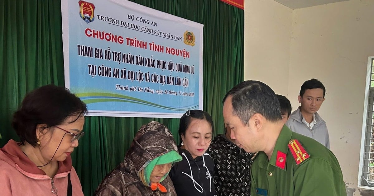 Trường Đại học Cảnh sát nhân dân thăm, tặng quà người dân vùng lũ xã Hà Nha và Đại Lộc