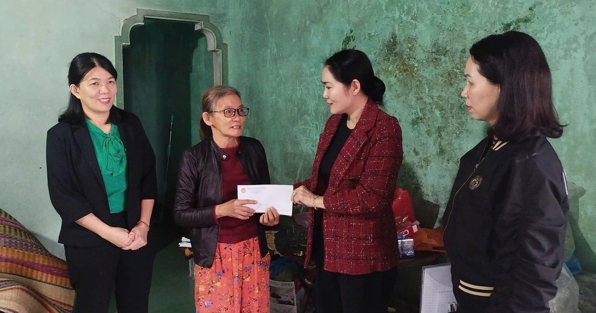 Hội Nông dân Đà Nẵng tặng quà người dân bị thiệt hại do lốc xoáy