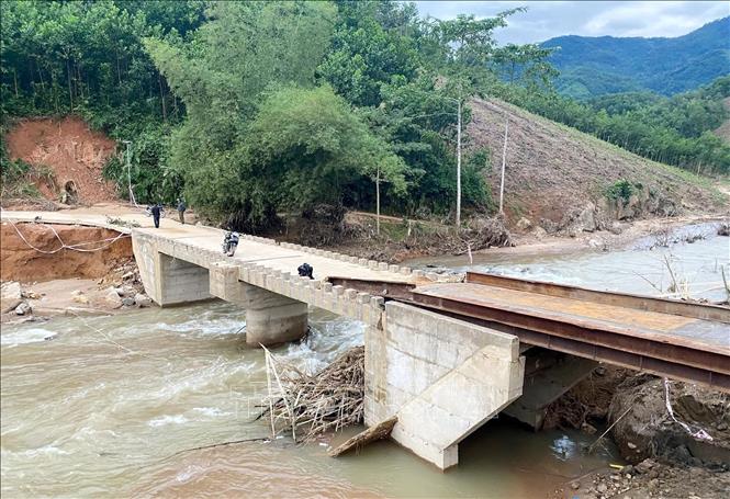 Người dân Sơn Hà vui mừng khi có cầu thép kiên cố sau lũ