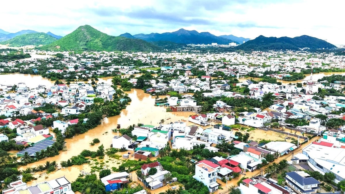 중부 지역의 홍수로 인해 막대한 인명과 재산 피해가 발생했으며, 많은 지역이 고립되었고 수만 가구가 침수되었습니다. 사진: 페트로베트남. Mưa lũ tại miền Trung gây thiệt hại nặng nề về người và tài sản, nhiều khu vực bị chia cắt, hàng chục nghìn hộ dân chìm trong ngập lụt. Ảnh: Petrovietnam.