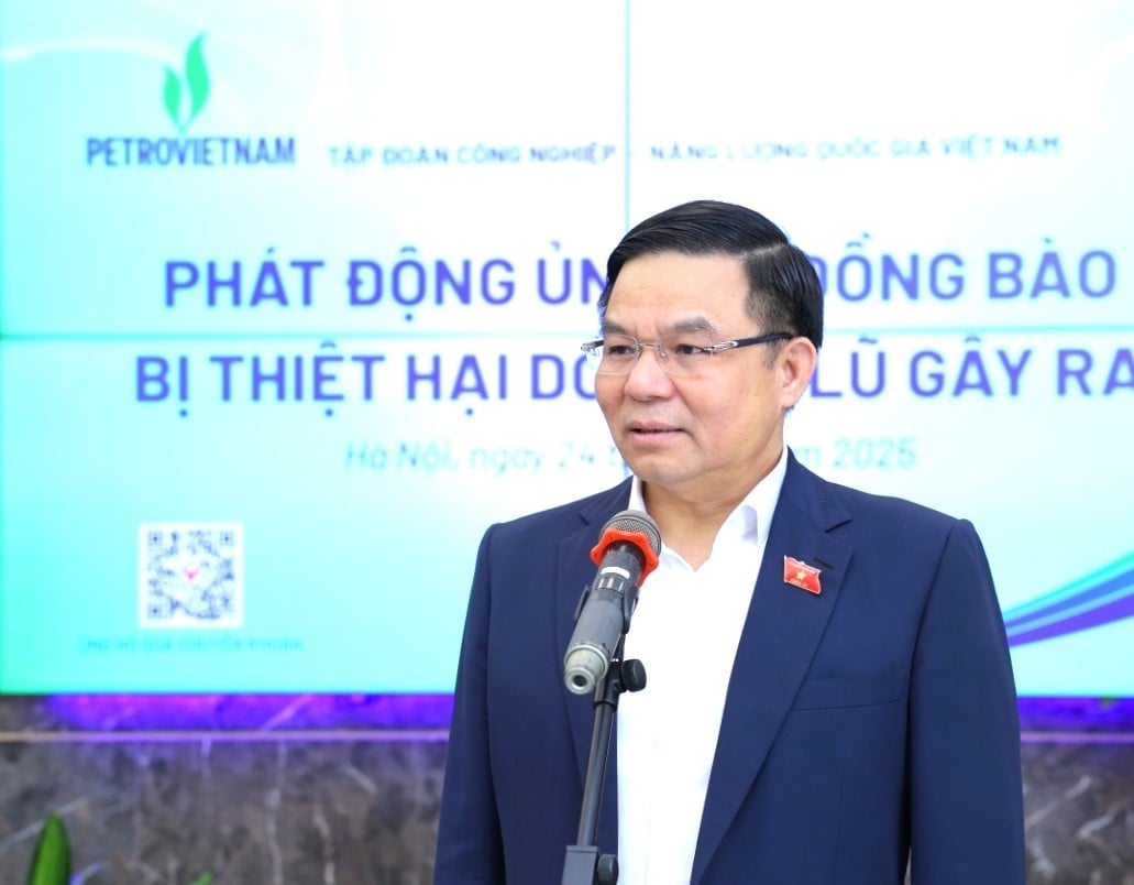 페트로베트남 이사회 의장인 르 만 훙은 그룹 전체의 모든 임원, 직원, 사업부 및 사업체가 재난 지역 주민들을 돕기 위해 힘을 합쳐 실질적인 지원을 아끼지 않을 것을 촉구했습니다. 사진: 페트로베트남 Chủ tịch HĐTV Petrovietnam Lê Mạnh Hùng kêu gọi toàn thể cán bộ, người lao động, các đơn vị, doanh nghiệp trong toàn Tập đoàn chung tay hỗ trợ, đóng góp thiết thực giúp đồng bào vùng thiên tai. Ảnh: Petrovietnam.