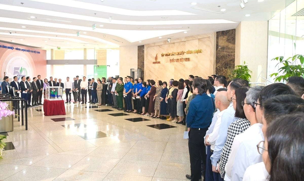 페트로베트남 직원들이 홍수 피해자들을 돕기 위한 기부 요청에 응했습니다. 사진: 페트로베트남 Cán bộ nhân viên, người lao động Petrovietnam hưởng ứng lời kêu gọi, quyên góp ủng hộ đồng bào vũng lũ lụt. Ảnh: Petrovietnam.