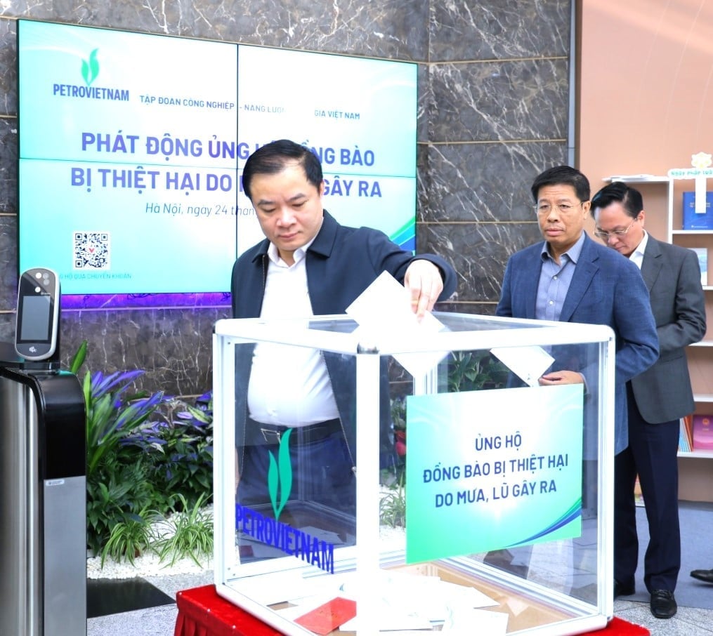 페트로베트남의 레 응옥 손 대표가 홍수 피해자들을 위해 기부하고 있다. 사진: 페트로베트남 Tổng Giám đốc Petrovietnam Lê Ngọc Sơn quyên góp ủng hộ đồng bào vũng lũ. Ảnh: Petrovietnam.