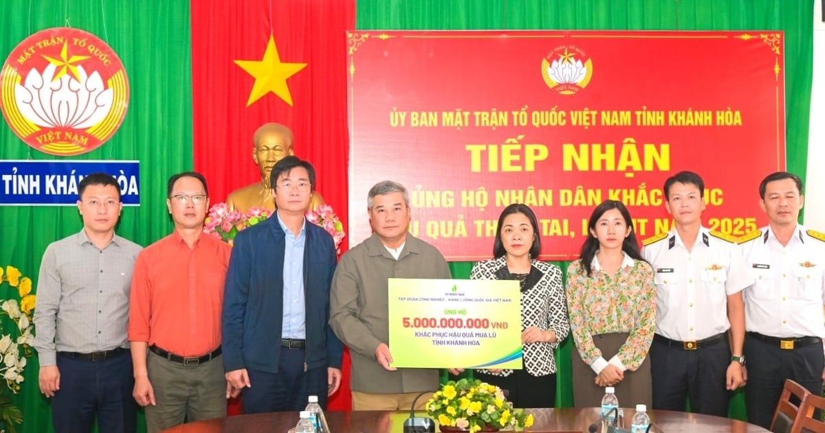 페트로베트남은 칸호아성의 자연재해 극복을 지원하기 위해 50억 동을 기부했습니다. 사진: 페트로베트남 Petrovietnam trao 5 tỷ đồng hỗ trợ tỉnh Khánh Hòa khắc phục hậu quả thiên tai. Ảnh: Petrovietnam.