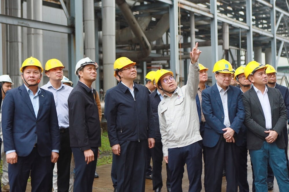 Chủ tịch HĐTV Petrovietnam Lê Mạnh Hùng (hàng đầu, thứ ba từ trái qua) kiểm tra công tác bảo dưỡng Nhà máy Ethanol Dung Quất. Ảnh: BSR.