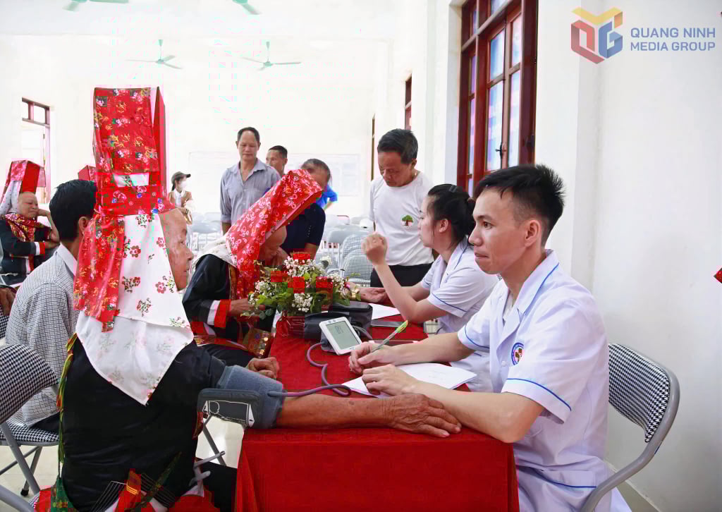 তিয়েন ইয়েন আঞ্চলিক জেনারেল হাসপাতালের ডাক্তাররা স্থানীয় মানুষের স্বাস্থ্য পরীক্ষা করেন।