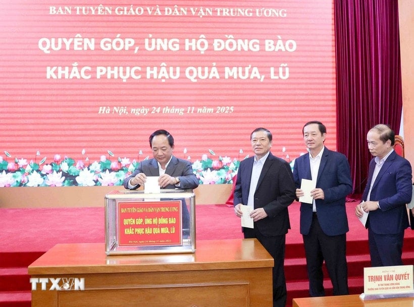 Товариш Чрінь Ван Куйєт, секретар Центрального Комітету Партії, голова Центральної комісії з пропаганди та масової мобілізації, та керівники Комітету з пожертвувань підтримують людей у подоланні наслідків штормів та повеней. (Фото: Фуонг Хоа/VNA)
