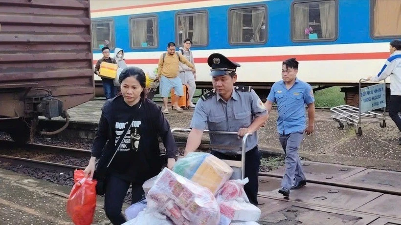Đường sắt Bắc - Nam bị "chia cắt" 8 ngày, hơn 25.200 vé tàu trả lại khách
