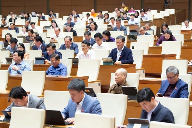 La Asamblea Nacional debate el proyecto de ley de prensa revisada en sesión plenaria. Foto: quochoi.vn