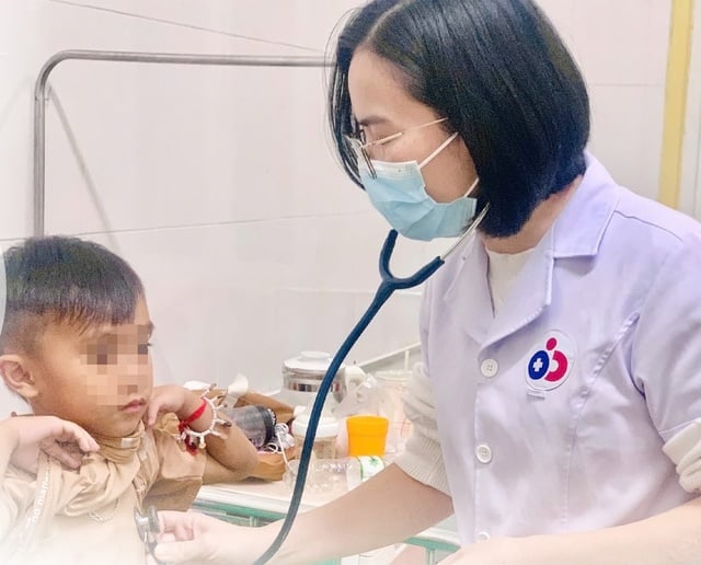 Bé trai người Lào hồi phục kỳ diệu sau một tuần điều trị hội chứng thận hư tại Nghệ An- Ảnh 1.